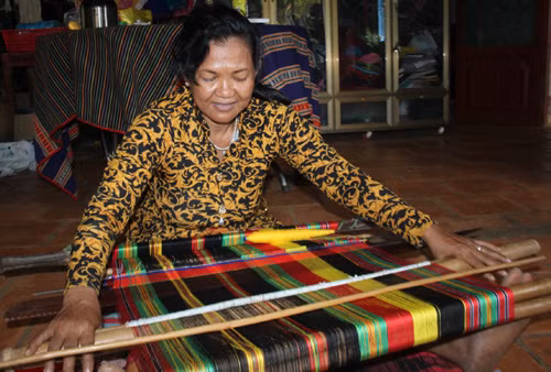 “Giữ lửa” nghề dệt thổ cẩm dân tộc S’tiêng ảnh 1