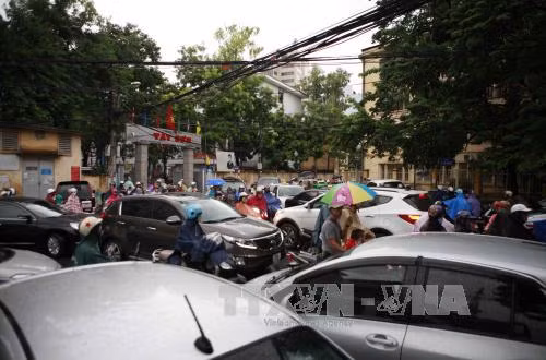 Mưa to giờ cao điểm gây úng ngập Hà Nội ảnh 2