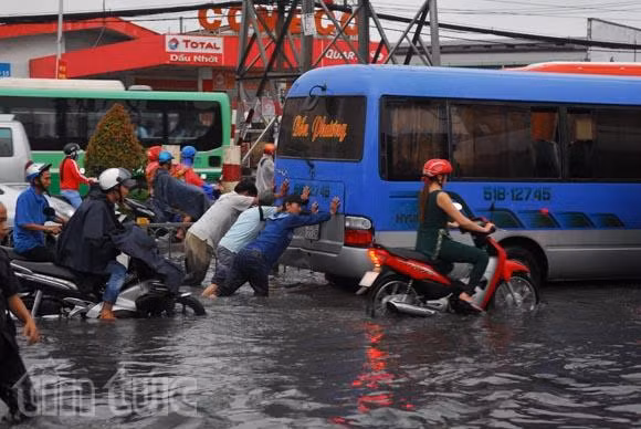 TP.HCM ngập sâu trong cơn mưa lớn kéo dài ảnh 6