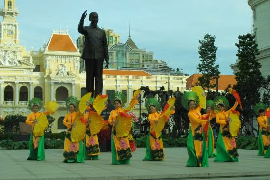 Múa hát tại tượng đài Bác Hồ trên phố đi bộ Nguyễn Huệ (Tp Hồ Chí Minh). Ảnh: Kim Tuyết