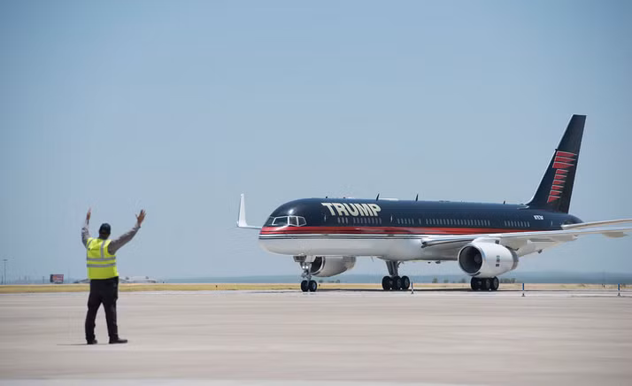 Chuyên cơ của ông Trump đe "hất cẳng" Không lực Một ảnh 1