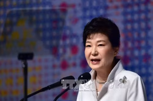Tổng thống Park Geun-hye bị nghi ngờ dính bê bối tham nhũng ảnh 1