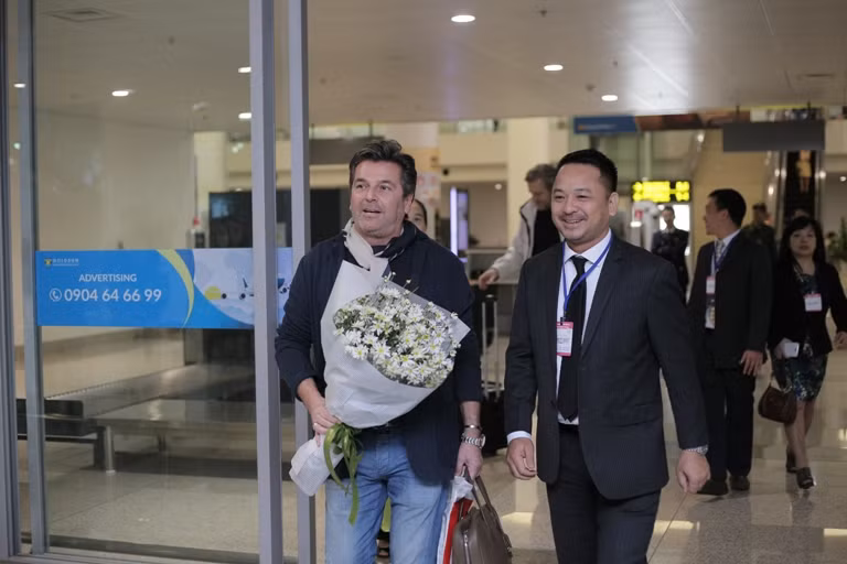 Thomas Anders hạnh phúc nhận hoa cúc họa mi ảnh 2