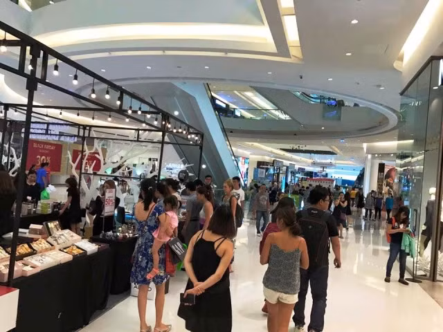Mua sắm Black Friday: Nơi đông đúc, chỗ đìu hiu ảnh 5