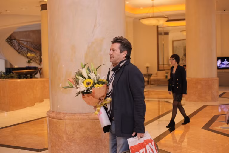 Thomas Anders hạnh phúc nhận hoa cúc họa mi ảnh 10