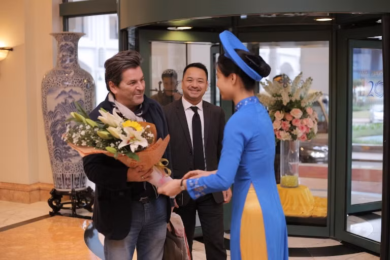 Thomas Anders hạnh phúc nhận hoa cúc họa mi ảnh 9