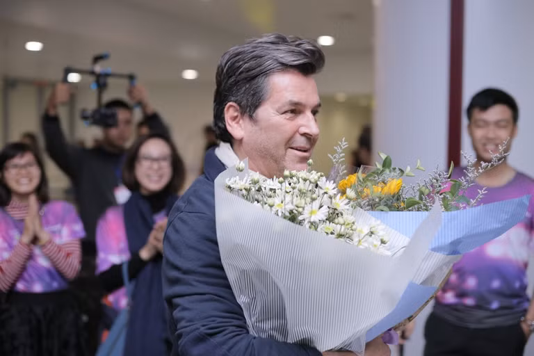 Thomas Anders hạnh phúc nhận hoa cúc họa mi ảnh 1