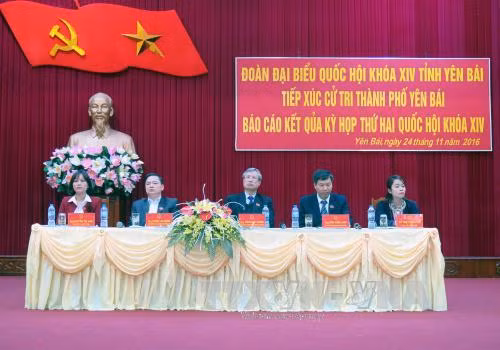 Tiếp xúc cử tri sau kỳ họp thứ hai Quốc hội khóa XIV ảnh 1