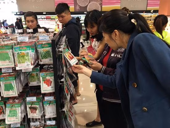 Người dân đổ xô đi mua hàng ngày "thứ sáu đen tối" ảnh 11
