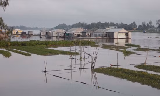 Chông chênh làng bè ảnh 1