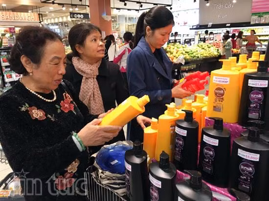 Người dân đổ xô đi mua hàng ngày "thứ sáu đen tối" ảnh 10