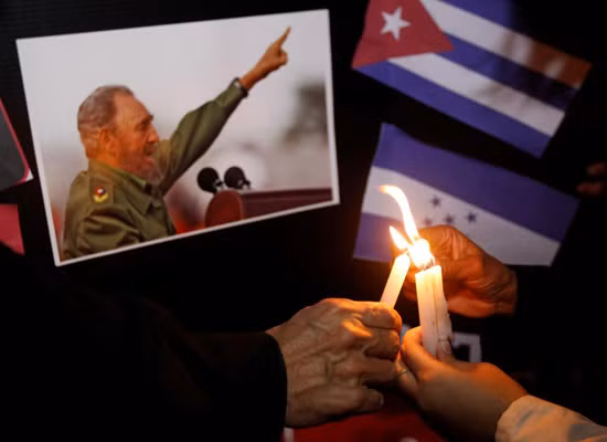 Người dân Mỹ Latinh bật khóc tiếc thương Lãnh tụ Cuba Fidel Castro ảnh 9