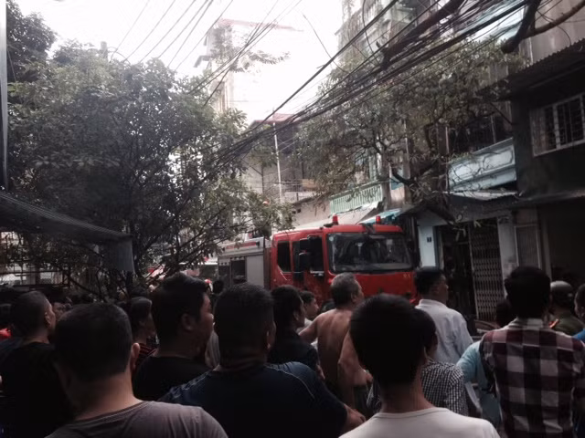 Cháy lớn trên phố Trần Khát Chân, Hà Nội ảnh 2