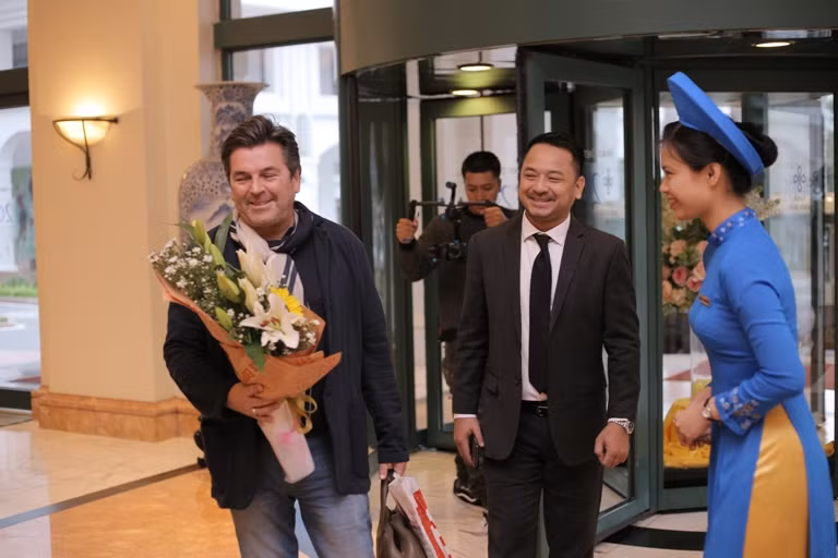 Thomas Anders hạnh phúc nhận hoa cúc họa mi ảnh 8