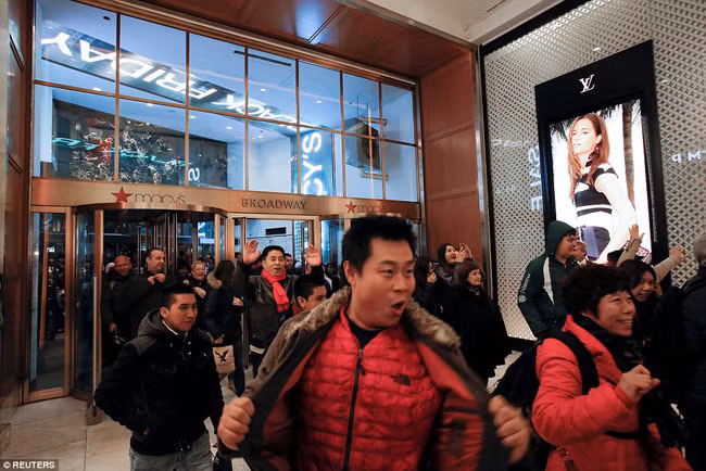 Dân Mỹ dựng lều xếp hàng xuyên đêm chờ ngày mua sắm "Black Friday" ảnh 6