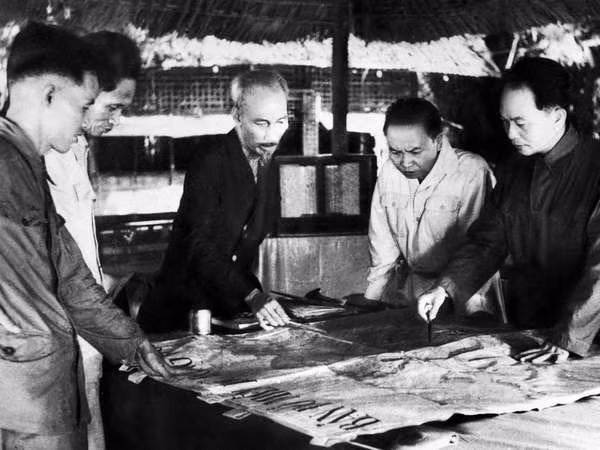 Triển lãm ảnh về hoạt động ngoại giao của Chủ tịch Hồ Chí Minh ảnh 1