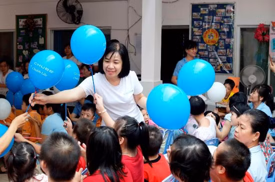 Trao học bổng cho các em nhỏ mồ côi ảnh 2