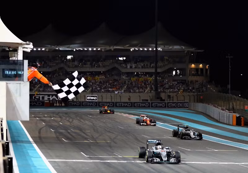 Mặc Lewis Hamilton cán đích, Nico Rosberg vô địch ảnh 3