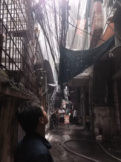 Cháy lớn trên phố Trần Khát Chân, Hà Nội ảnh 1