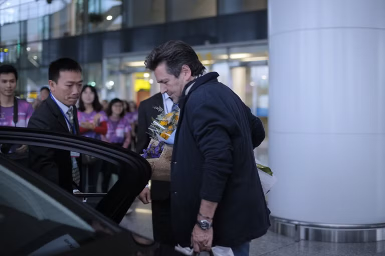 Thomas Anders hạnh phúc nhận hoa cúc họa mi ảnh 6