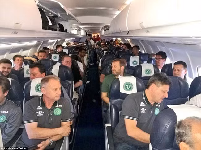 Nhói lòng hình ảnh cầu thủ Brazil trước khi lên chuyến bay xấu số ảnh 2