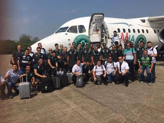 Nhói lòng hình ảnh cầu thủ Brazil trước khi lên chuyến bay xấu số ảnh 1