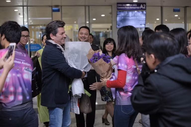 Thomas Anders hạnh phúc nhận hoa cúc họa mi ảnh 3