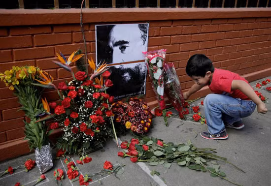 Người dân Mỹ Latinh bật khóc tiếc thương Lãnh tụ Cuba Fidel Castro ảnh 5