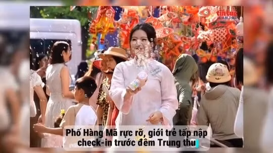 Phố Hàng Mã rực rỡ, giới trẻ tấp nập check-in trước đêm Trung thu