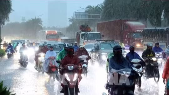 Nguyên nhân mưa liên tục nhiều ngày ở miền Bắc và miền Trung