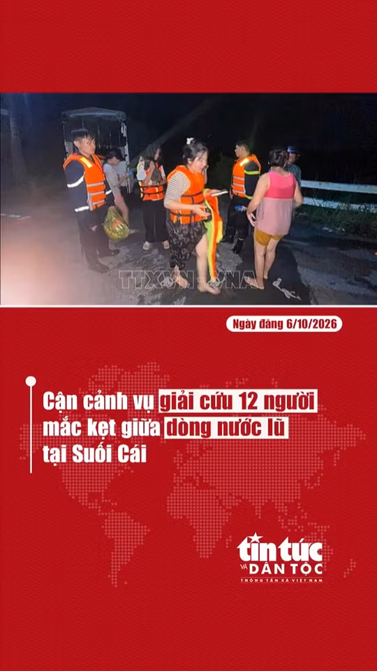 Cận cảnh vụ giải cứu 12 người mắc kẹt giữa dòng nước lũ tại Suối Cái