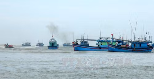 Tàu cá của ngư dân bị mắc kẹt đã có thể ra khơi ảnh 1