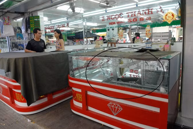 Đập tủ kính, cướp tiệm vàng nhưng không thoát ảnh 1