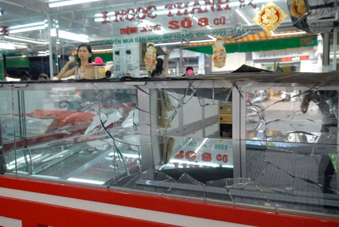 Đập tủ kính, cướp tiệm vàng nhưng không thoát ảnh 2