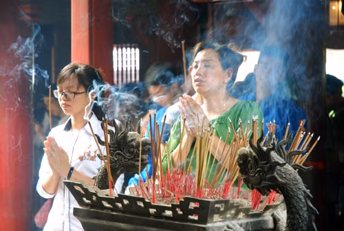 Thí sinh nườm nượp đổ về Văn Miếu cầu may ảnh 8