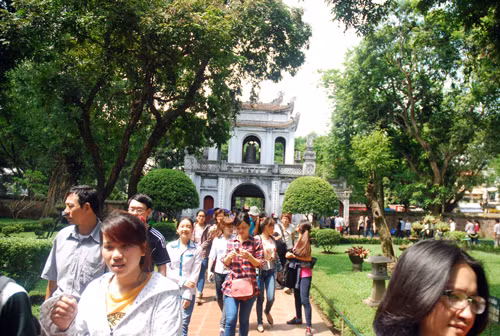 Thí sinh nườm nượp đổ về Văn Miếu cầu may ảnh 1