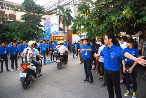 Không khí buổi thi đầu tiên ảnh 1