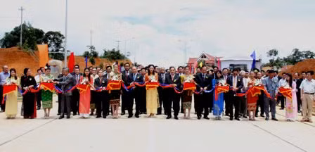  Việt Nam giúp Lào xây dựng hạ tầng giao thông, kết nối khu vực ảnh 1
