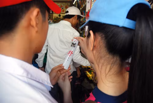 Thí sinh nườm nượp đổ về Văn Miếu cầu may ảnh 11
