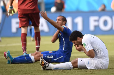 Suarez xin lỗi hậu vệ Chiellini về vụ cắn vai ảnh 1
