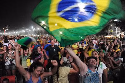 Điểm tựa hàng thủ đưa Brazil đi tiếp ảnh 2