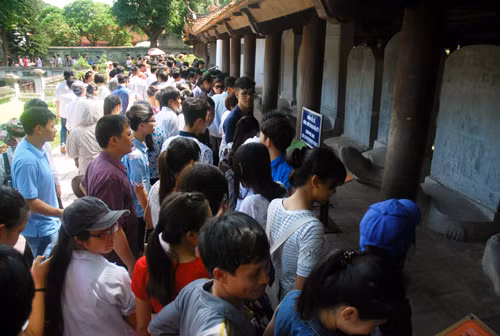Thí sinh nườm nượp đổ về Văn Miếu cầu may ảnh 3