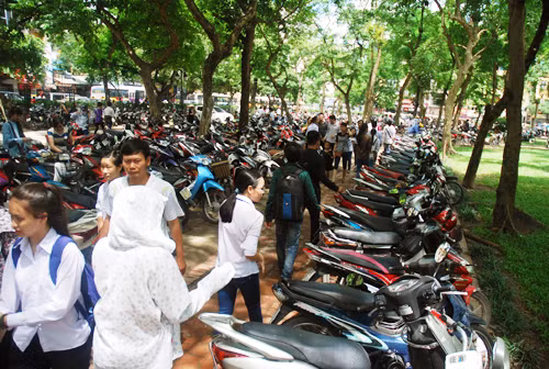Thí sinh nườm nượp đổ về Văn Miếu cầu may ảnh 12