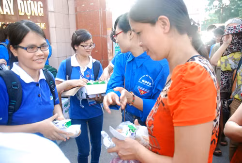 Không khí buổi thi đầu tiên ảnh 12