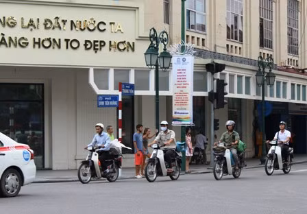Nhắc nhở người đội mũ bảo hiểm rởm ảnh 1