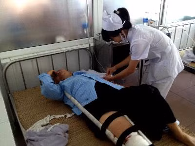 Xe khách tham quan đâm xe tải, 21 người bị thương ảnh 1