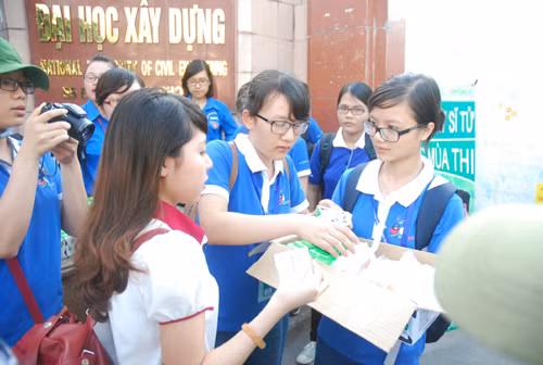 Không khí buổi thi đầu tiên ảnh 11
