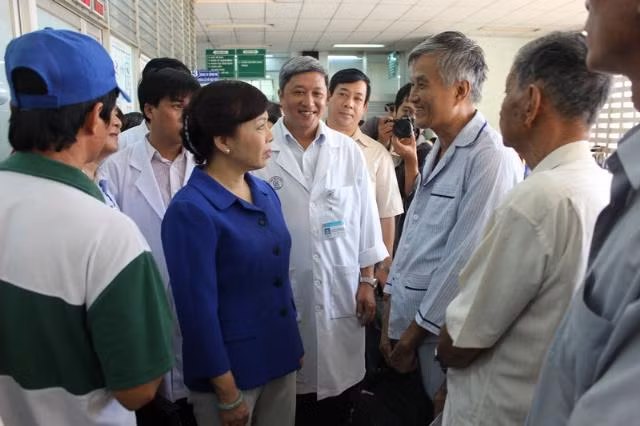 Quá tải bệnh viện: Không tin tuyến dưới, dồn lên tuyến trên ảnh 1