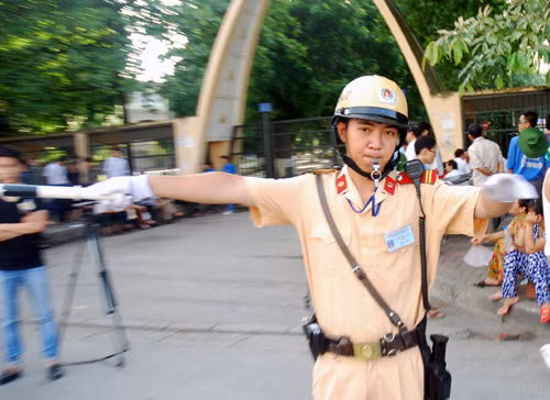 Không khí buổi thi đầu tiên ảnh 9