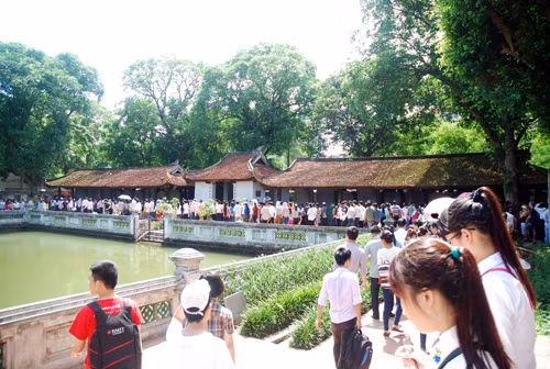 Thí sinh nườm nượp đổ về Văn Miếu cầu may ảnh 2